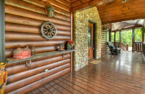 Foxfire Estates Casa | Born In The Rockies - Cuddleup