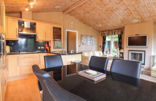 Yealand Conyers Cabaña | BORWICK HEIGHTS 6, pet friendly in South Lakeland Leisure Village