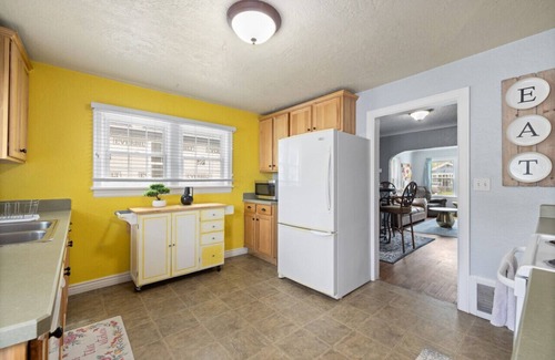 Central - Terry Casa | Bo’s White House with Fenced Yard