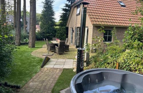 Lunteren Casa | Bosboerderij de Goudsberg met hottub in tuin