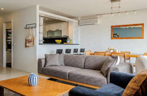 Kabatas Apartamento | Bosphorus View: Spacious 3-bedroom apartment in lovely Istanbul with AC