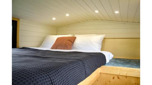 Alingsas Municipality Casa | Bostebacken Gard Tiny House by Tiny Away