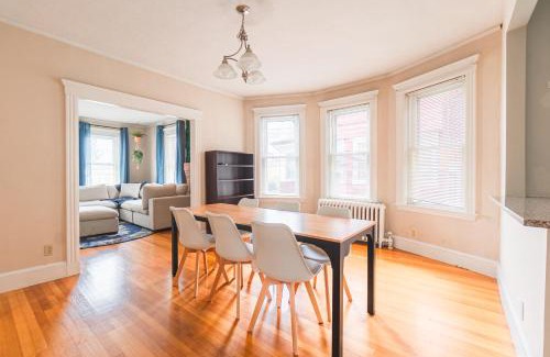 Revere Apartamento | Boston 3BD-Walk to Train station-Beach-Near Airport