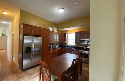 Egleston Square Apartamento | Plaza Egleston 2 cama de Jamaica Plain con aire acondicionado central, Aparcamiento, Servicio de lavandería y WiFi