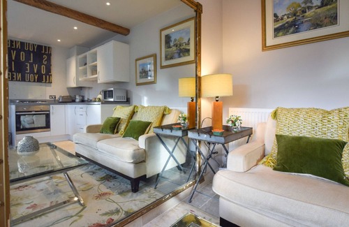 Bibury Cabaña | Bothy at Arlington - sleeps 2 guests in 1 bedroom
