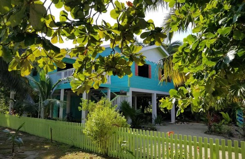 Cayo Corker Casa | Bottle Tree House