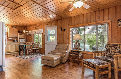 Minocqua Cabina | Bouchard Shores Resort on Lake Tomahawk - Pinewood Cabin