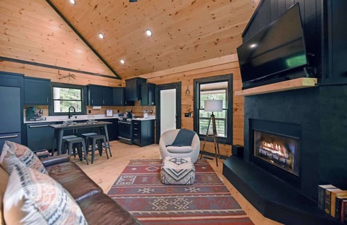 Cherry Log Cabina | Boujee Moose -new, hot tub, dog friendly, fire pit
