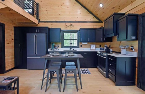Cherry Log Cabina | Boujee Moose -new, hot tub, dog friendly, fire pit