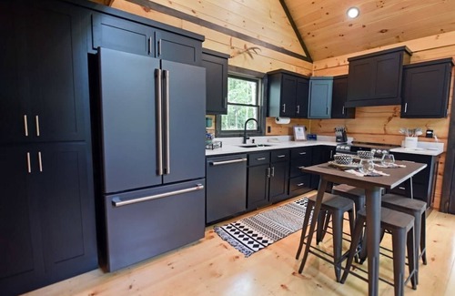 Cherry Log Cabina | Boujee Moose -new, hot tub, dog friendly, fire pit
