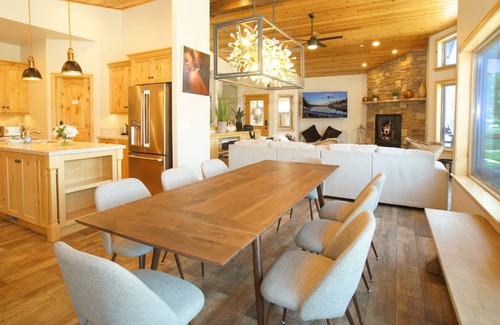 Big Bear Lake Chalet De Esquí | Boulder Bay Chalet Lakefront - Luxury Lakefront, Hot Tub, Pool Table, Foosball, Ping Pong, Lake View
