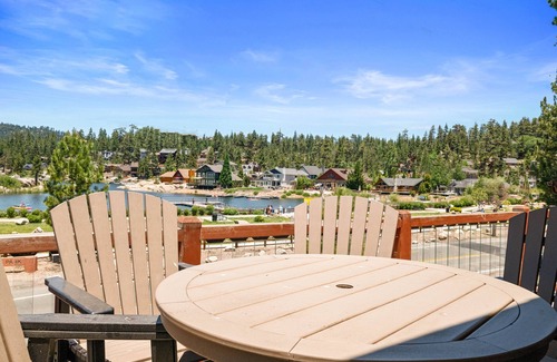 Big Bear Lake Chalet De Esquí | Boulder Bay Chalet Lakefront - Luxury Lakefront, Hot Tub, Pool Table, Foosball, Ping Pong, Lake View