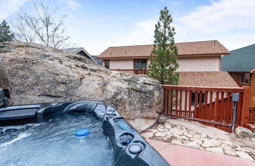 Big Bear Lake Chalet De Esquí | Boulder Bay Chalet Lakefront - Luxury Lakefront, Hot Tub, Pool Table, Foosball, Ping Pong, Lake View