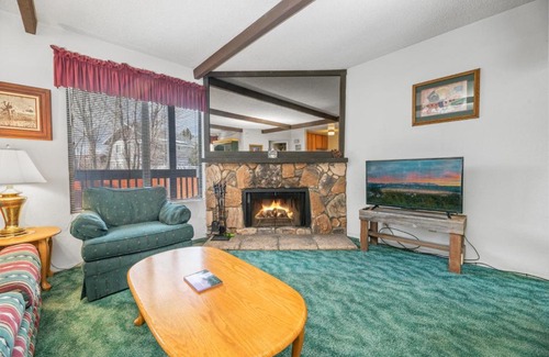 Boulder Bay Apartamento | Boulder Bay Chalet Condo-Mountain charm condo with lake view and WIFI, condo