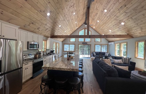 Lake Harmony Estates Casa | Boulder Field Manor ~ Sleeps 26 -Beach Access ~ Hot Tub!