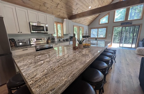 Lake Harmony Estates Casa | Boulder Field Manor ~ Sleeps 26 -Beach Access ~ Hot Tub!