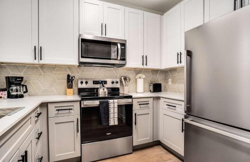 Glendale Sports and Entertainment District Apartamento | Boulevard Stays 1BR by Stadium Pool Parking Gym 09