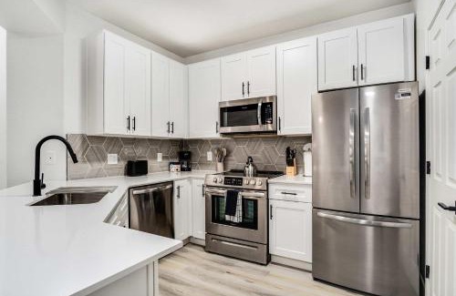 Glendale Sports and Entertainment District Apartamento | Boulevard Stays 2BR by Stadium Pool Parking Gym 05