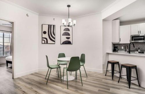 Glendale Sports and Entertainment District Apartamento | Boulevard Stays 2BR by Stadium Pool Parking Gym 05