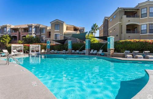 Glendale Sports and Entertainment District Apartamento | Boulevard Stays 2BR by Stadium Pool Parking Gym 06