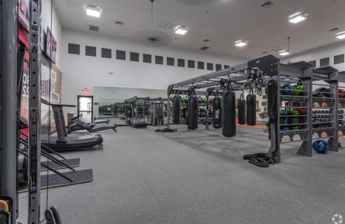 Glendale Sports and Entertainment District Apartamento | Boulevard Stays 2BR by Stadium Pool Parking Gym 06