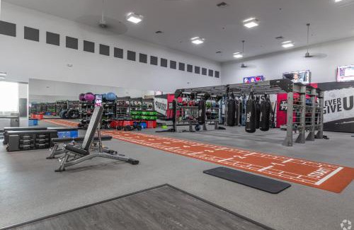 Glendale Sports and Entertainment District Apartamento | Boulevard Stays 2BR by Stadium Pool Parking Gym 06