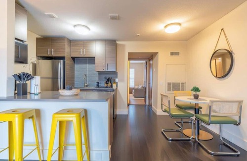 East Riverside - Oltorf Apartamento | 8 mins to Downtown King Bed | Pool, Parking Gym 01