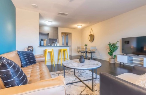 East Riverside - Oltorf Apartamento | 8 mins to Downtown King Bed | Pool, Parking Gym 01