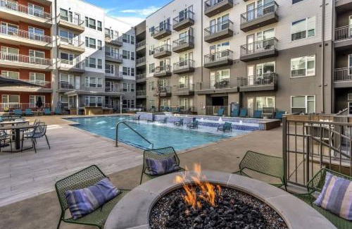 Richardson Apartamento | Boulevard Stays Dashing 1BR Suite Pool Parking Gym C