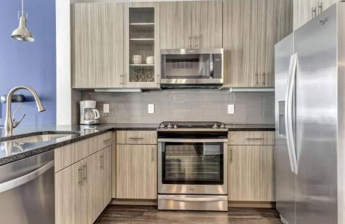 Richardson Apartamento | Boulevard Stays Dashing 1BR Suite Pool Parking Gym C