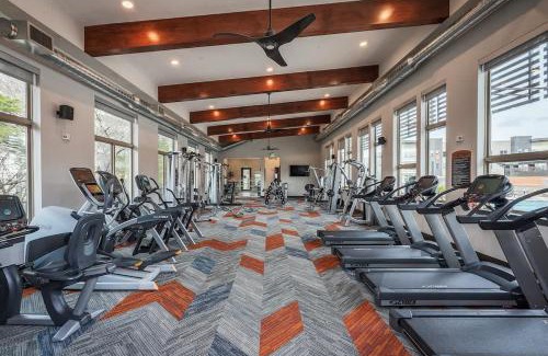 Richardson Apartamento | Boulevard Stays Direct Trail Access Parking Pool Gym 01