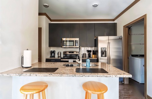 Middletown Apartamento | Boulevard Stays Elegant 1BR Pool, Gym & Secure Parking