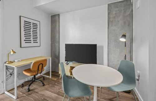 Evans Churchill Apartamento | Boulevard Stays Modern Highrise STU Sky Pool Parking Gym 09