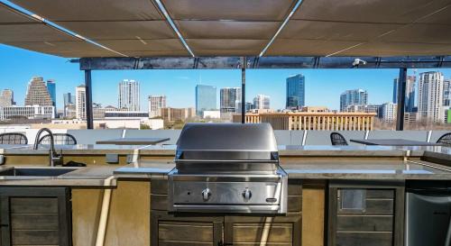 Travis Heights Apartamento | Boulevard Stays Prime SoCo 2BR Walk Downtown Pool Gym Parking