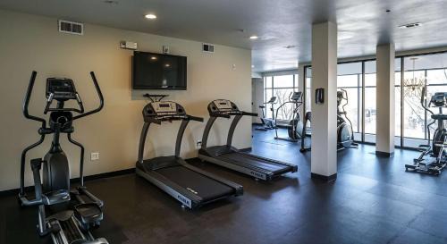 Travis Heights Apartamento | Boulevard Stays Prime SoCo 2BR Walk Downtown Pool Gym Parking