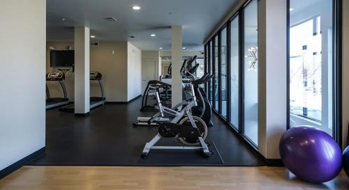 Travis Heights Apartamento | Boulevard Stays Prime SoCo 2BR Walk Downtown Pool Gym Parking