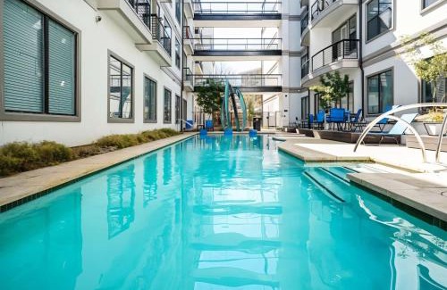 Travis Heights Apartamento | Boulevard Stays Prime SoCo 2BR Walk Downtown Pool Gym Parking