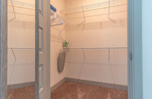 Buechel Apartamento | Boulevard Stays Stylish 3BR Getaway Pool Gym Access & Free Parking