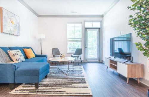 Buechel Apartamento | Boulevard Stays Stylish 3BR Getaway Pool Gym Access & Free Parking
