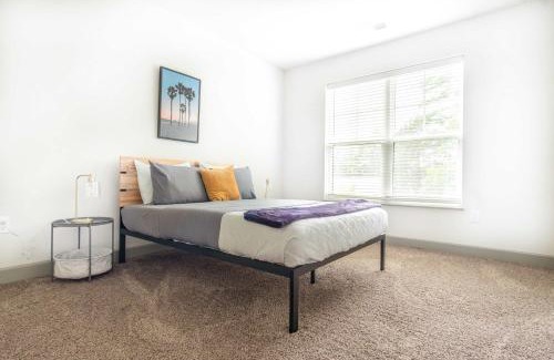 Buechel Apartamento | Boulevard Stays Stylish 3BR Getaway Pool Gym Access & Free Parking