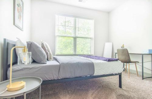 Buechel Apartamento | Boulevard Stays Stylish 3BR Getaway Pool Gym Access & Free Parking