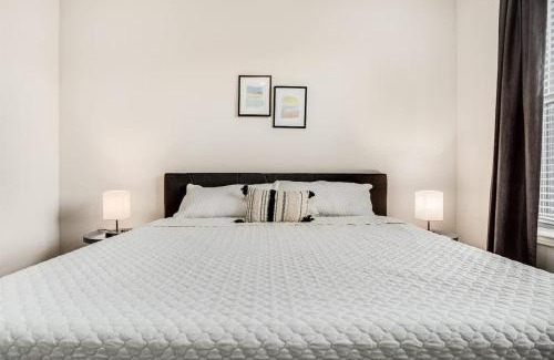 Richardson Apartamento | Boulevard Stays Trail Access Plus Parking Pool and Gym