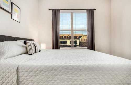 Richardson Apartamento | Boulevard Stays Trail Access Plus Parking Pool and Gym
