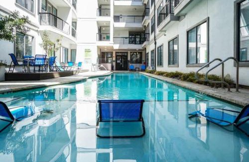 Travis Heights Apartamento | Boulevard Stays Walk to Downtown 2BR SoCo Pool Parking Gym 05