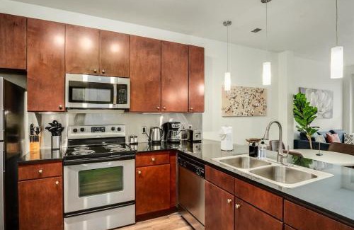 Travis Heights Apartamento | Boulevard Stays Walk to Downtown 2BR SoCo Pool Parking Gym 05