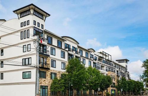 Travis Heights Apartamento | Boulevard Stays Walk to Downtown 2BR SoCo Pool Parking Gym 05