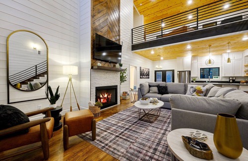 Hochatown Cabina | Bourbon Basin-Ultra-Lux Cabin w/ Custom Playscape & Outdoor Gazebo! Sleeps 20
