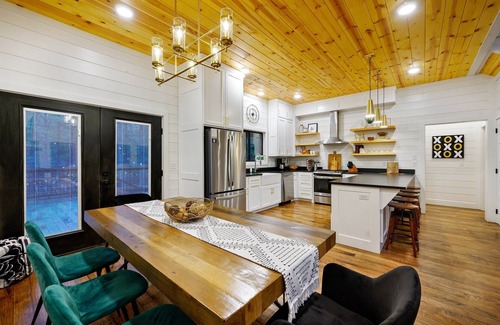 Hochatown Cabina | Bourbon Basin-Ultra-Lux Cabin w/ Custom Playscape & Outdoor Gazebo! Sleeps 20