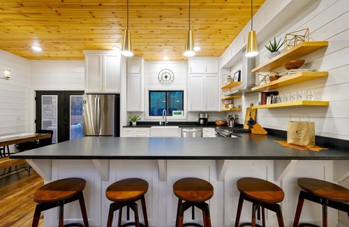 Hochatown Cabina | Bourbon Basin-Ultra-Lux Cabin w/ Custom Playscape & Outdoor Gazebo! Sleeps 20