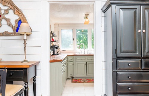 Chaplin Otro | Bourbon Country Cottage on a flower farm with cattle, horses & spectacular views
